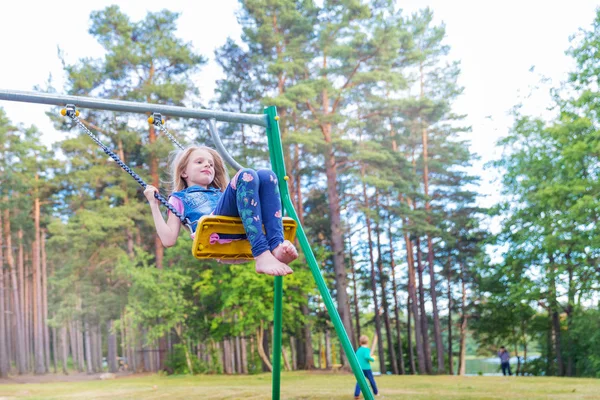 Linda Menina Loira Balançando Livre Playground — Fotografia de Stock
