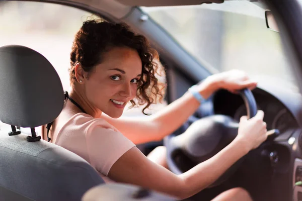 Joven Bonita Mujer Rizado Pelo Conduce País Coche Imagen De Stock