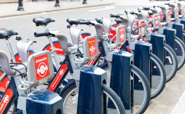 Londra, İngiltere - 31 Temmuz, 2017: Santander satır kırmızı genel Kiralama Kiralık bisikletler Boris Bisiklet bilinen yerleştirme istasyonunda