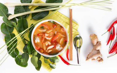 Tom Yum Goong veya baharatlı tom yum çorbası ile karides karides - otantik Tay gıda tarzı. Malzemelerle: limon, havlıcan, Güney Afrika'da bir kabile kireç yaprakları, taze biberler ve kireç.