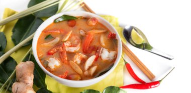Tom Yum Goong veya baharatlı tom yum çorbası ile karides karides - otantik Tay gıda tarzı. Malzemelerle: limon, havlıcan, Güney Afrika'da bir kabile kireç yaprakları, taze biberler ve kireç.