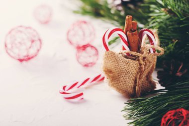 Noel kompozisyon kırmızı baubles ile