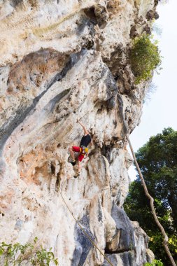 Genç adam kaya Tayland beyaz dağ tırmanışı