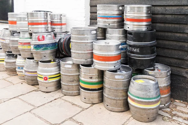 Stalbas 2017年7月27日 许多啤酒桶在老英国的酒吧附近 — 图库照片