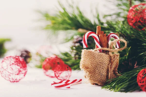 Composição Natal Com Baubles Vermelhos — Fotografia de Stock