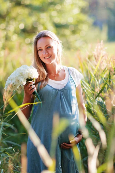 Unga Gravid Kvinna Väntar Bebis Med Blommor Utomhus — Stockfoto