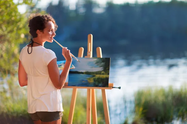 Young Pretty Woman Artist Draws Paints Picture Lake Open Plain — Stock Photo, Image