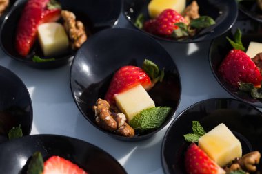 Başlangıç parti Aperatif: peynir, çilek somun ve nane