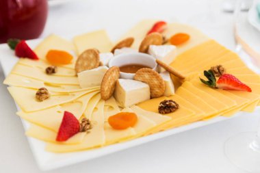 peynir kurulu bir parti masada