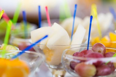 Parti için cam meyve kesim