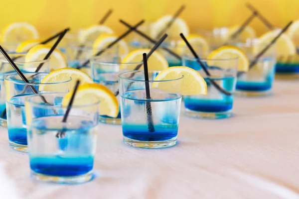 Ряд Синих Напитков — стоковое фото