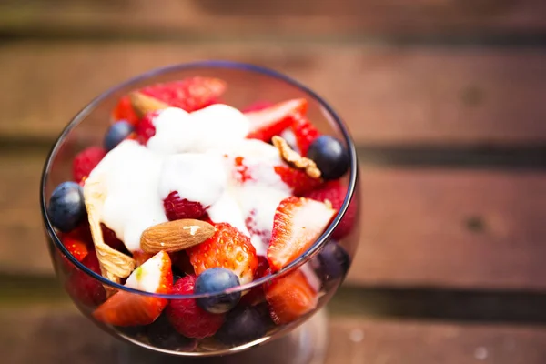 新鮮なフルーツとミューズリーの朝食でヨーグルト — ストック写真