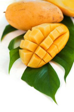 Beyaz arka planda taze mango meyvesi
