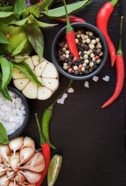 Baharatlar ve otlar siyah arduvaz arka plan üzerine yemek pişirmek için farklı