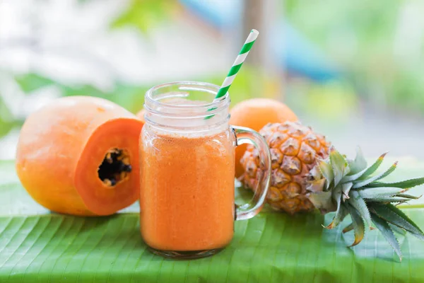 Frutas Tropicales Exóticas Piña Papaya Con Batido Tarro Bebida Jugo — Foto de Stock