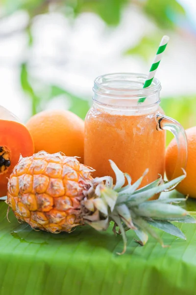 Frutas Tropicales Exóticas Piña Papaya Con Batido Tarro Bebida Jugo — Foto de Stock