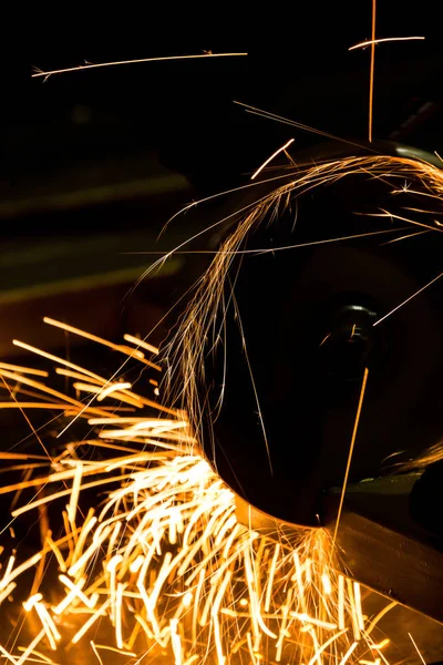 Affilatura Taglio Del Ferro Mediante Macchina Disco Abrasiva Industriale — Foto Stock