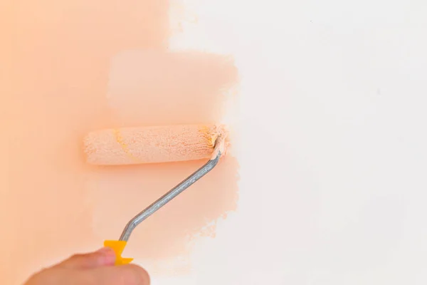 Mejora Pared Del Hogar Pintura Beige Por Rodillo Trabajador — Foto de Stock