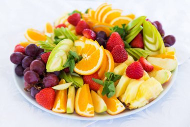 Taze meyve ile parti plaka üzerinde bir tablo keser