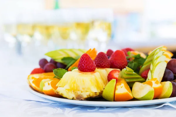 Piatto Partito Con Tagli Frutta Fresca Tavolo — Foto Stock