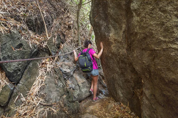 Young Woman Hiking Bag Trekking Trail Tropical Rain Forest — Stock Photo, Image