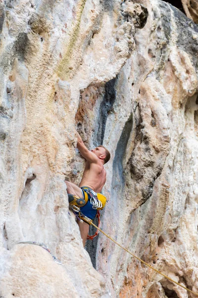 Młody Człowiek Wspinaczki Białej Górze Tajlandii — Zdjęcie stockowe
