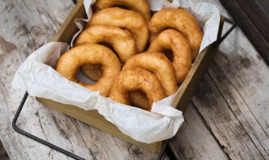 Ahşap bir zemin üzerine pudra şekeri krema ile ev yapımı çörek