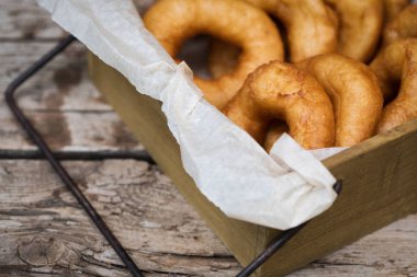 Ahşap bir zemin üzerine pudra şekeri krema ile ev yapımı çörek