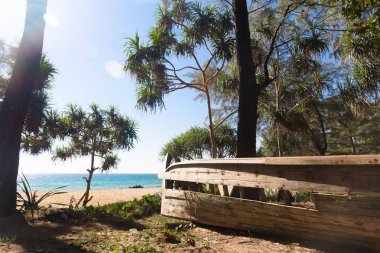 Tay longtail tekne Asya sahilde kırık