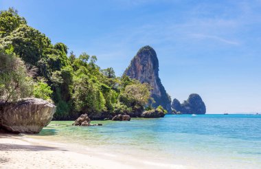 Popüler seyahat tropikal karstik Tonsai Beach, Krabi il, Tayland tırmanma için mükemmel kayalar