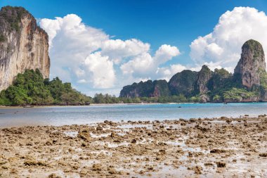Railay Beach, Krabi il, Tayland tırmanma için mükemmel popüler seyahat tropikal karstik kayalar