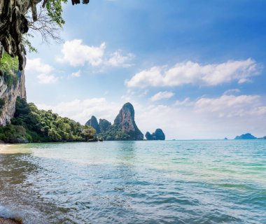 Popüler seyahat tropikal karstik Tonsai Beach, Krabi il, Tayland tırmanma için mükemmel kayalar
