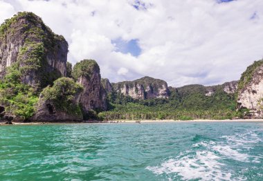 Popüler seyahat tropikal karstik Tonsai Beach, Krabi il, Tayland tırmanma için mükemmel kayalar