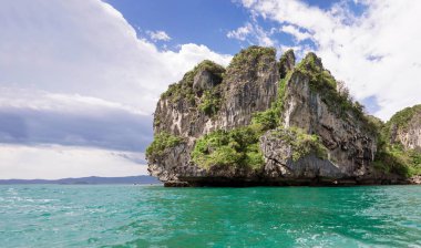 Popüler seyahat tropikal karstik kaya tırmanışı için Krabi il, Tayland mükemmel