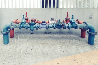  Su boruları su besleme sistemi bir sokakta valfleri ile katıldı