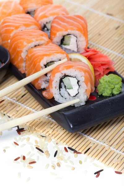 Čerstvý Losos Sushi Rohlíky Dřevěné Pozadí — Stock fotografie