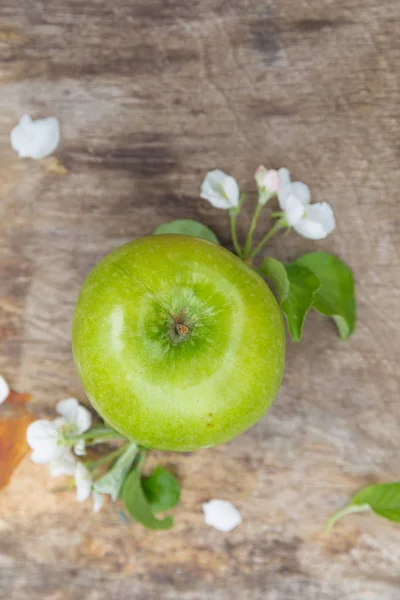 Čerstvé Sladké Šťavnaté Zelené Jablka Květinami Dřevěné Pozadí Zahradě — Stock fotografie