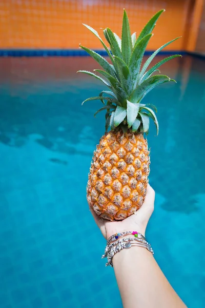 Taze Sarı Ananas Tropik Meyve Yaz Havuzu Taşıyan Kadın Elinde — Stok fotoğraf