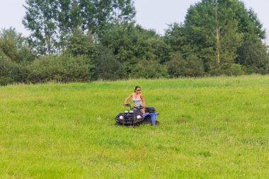 Zarif kadın quadrocycle bir bahar sahaya sürme
