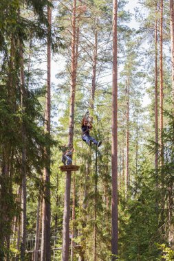 Bir macera ip parkta tırmanma genç cesur kadın
