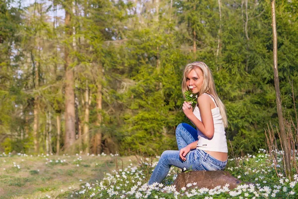 Ładna Blondynka Kobieta Wiosenna Łąka Biały Kwiat — Zdjęcie stockowe