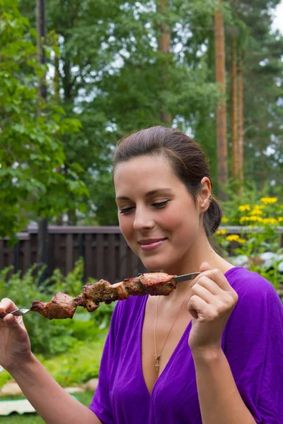 Pretty Happy Woman Enjoying Tasty Barbecue Bbq Outdoors — Stock Photo, Image