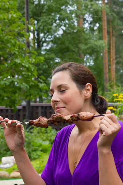 Bastante Feliz Mujer Disfrutando Sabrosa Barbacoa Aire Libre — Foto de Stock