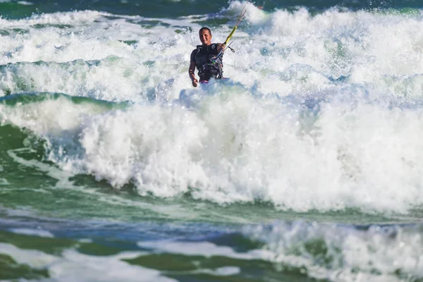 베트남에서 바다에서 카이트 서핑을 젊은이 — 스톡 사진