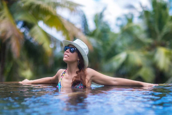 Junge Schlanke Brünette Frau Mit Sonnenbrille Sonnt Sich Tropischen Schwimmbad — Stockfoto