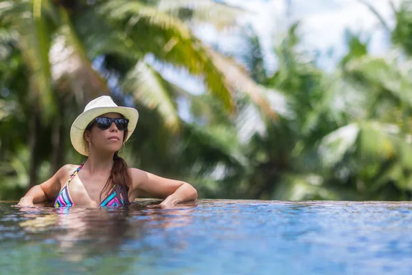 Junge Schlanke Brünette Frau Mit Sonnenbrille Sonnt Sich Tropischen Schwimmbad — Stockfoto