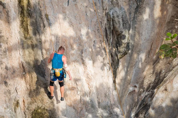 Jeune Homme Escalade Sur Une Montagne Blanche Calcaire Karstique Thaïlande — Photo