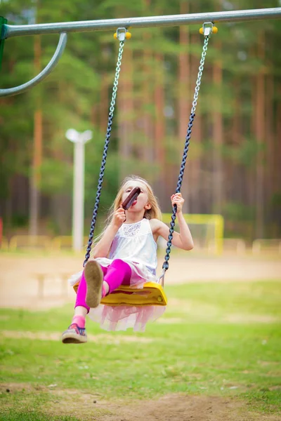 Menina Loira Sorrindo Balançando Livre Playgroung Para Crianças — Fotografia de Stock