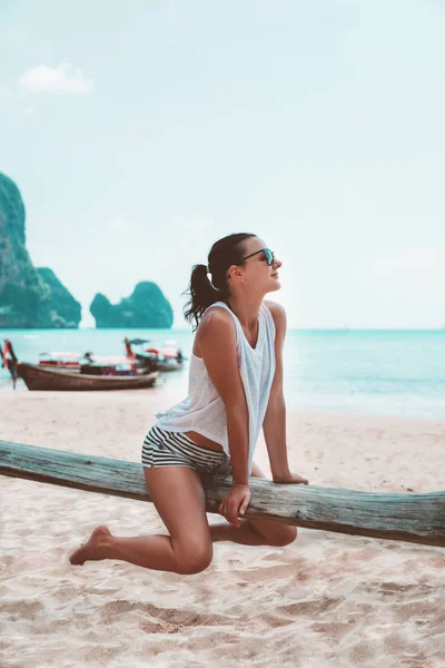 Junge Frau Auf Schaukeln Strand — Stockfoto
