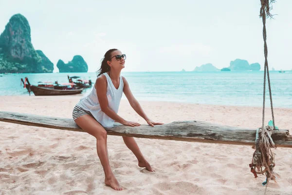 Junge Frau Auf Schaukeln Strand — Stockfoto